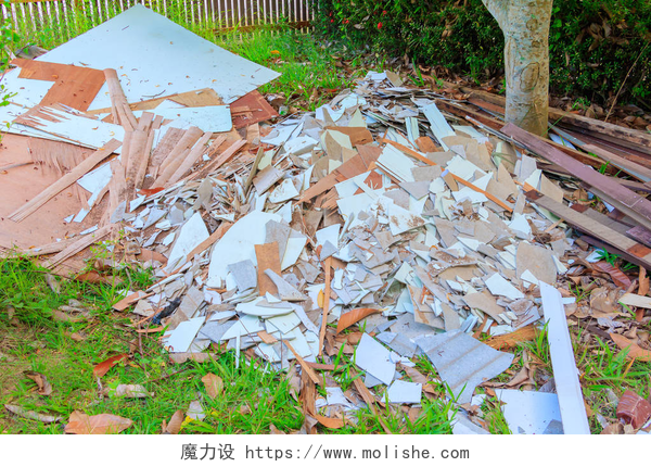 建筑房屋剩下的废弃材料建筑房屋装修现场中的垃圾木材桩
